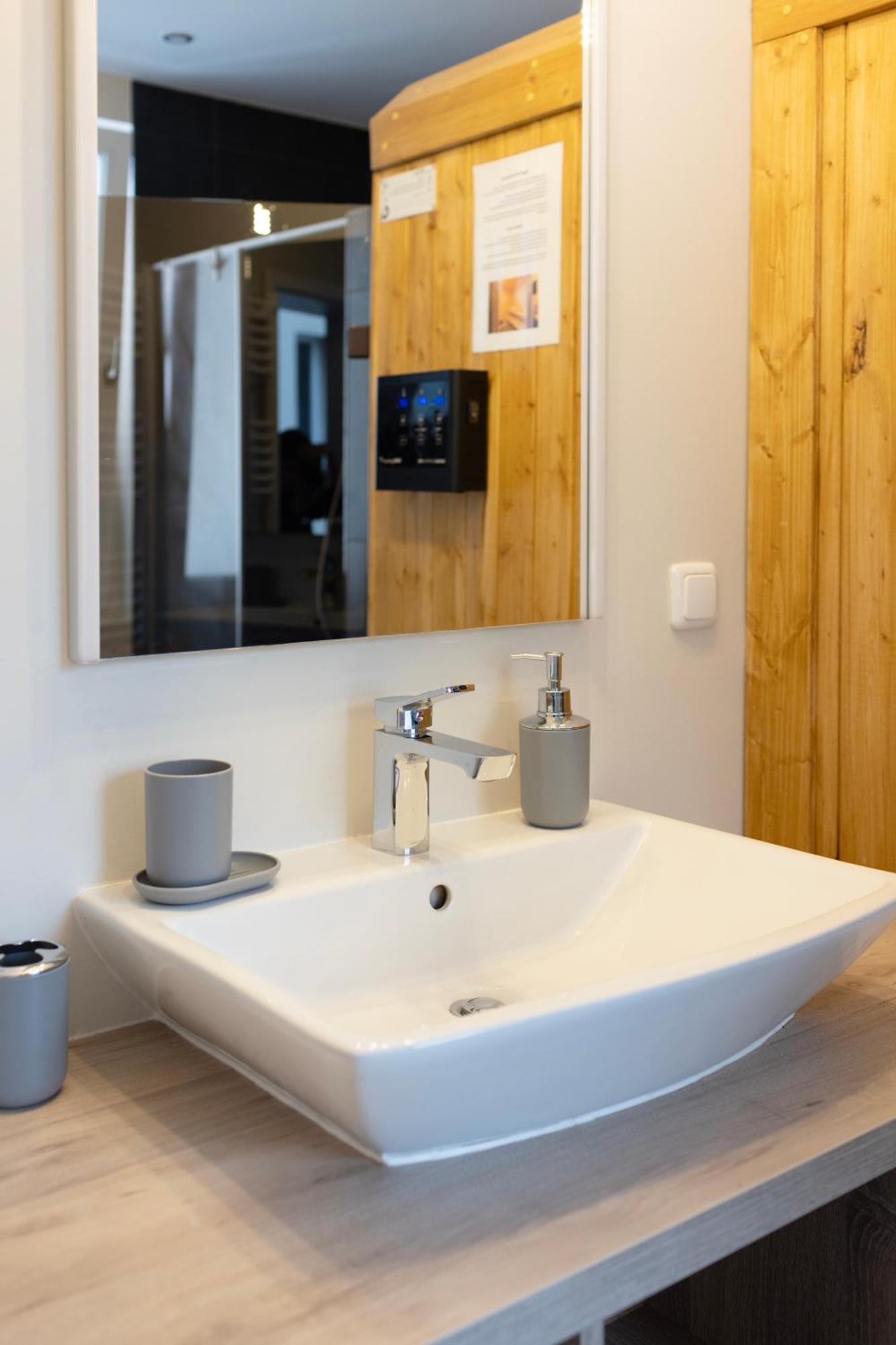 Huge Apartment With Sauna And Free Parking Duisburg Luaran gambar