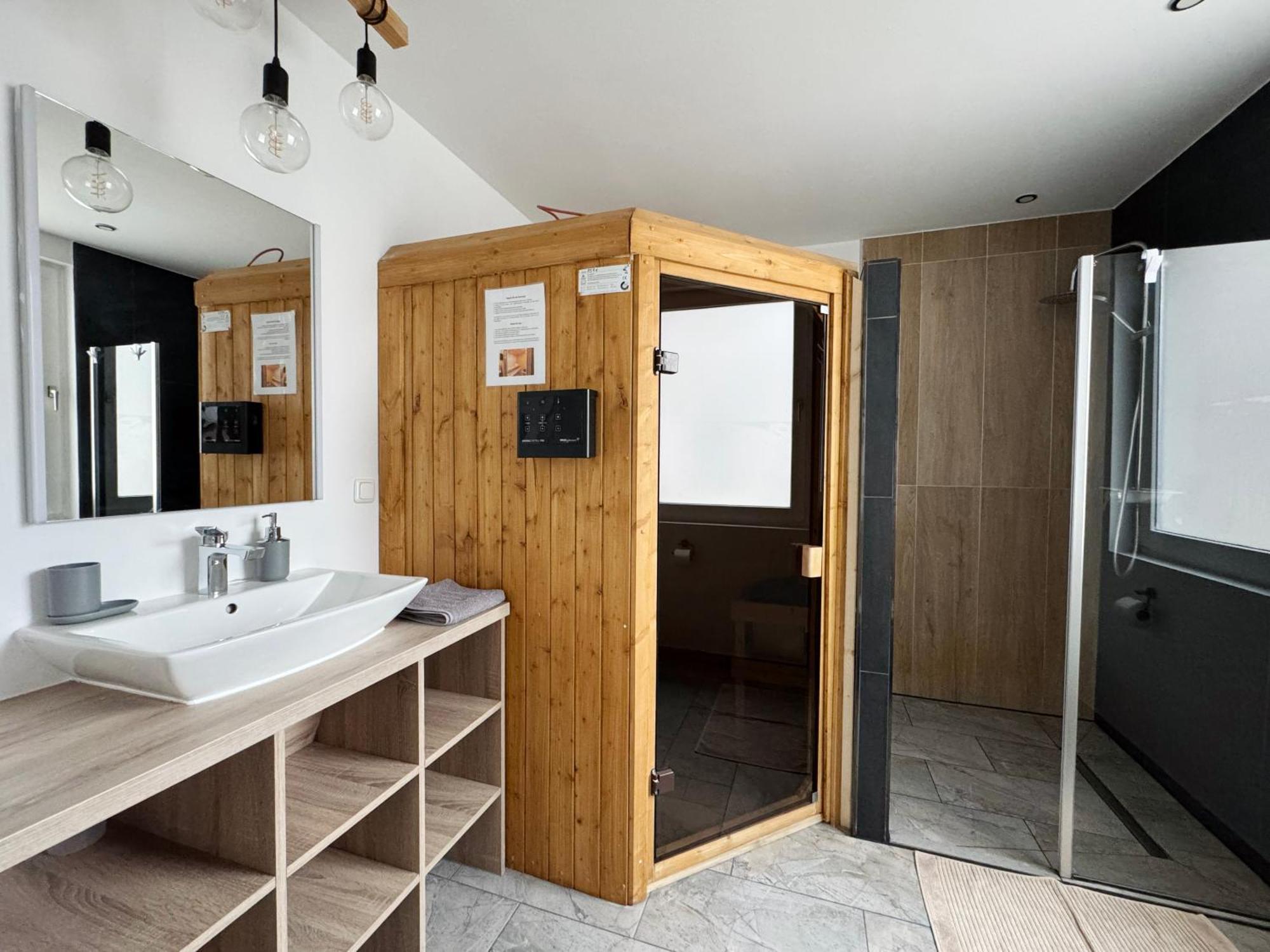 Huge Apartment With Sauna And Free Parking Duisburg Luaran gambar